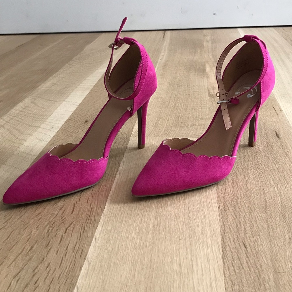 Magenta scalloped pumps size 8